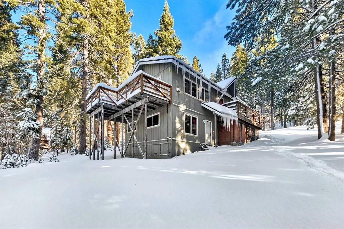 別荘 Air-Conditioned Tahoe Cabin - Foosball - Forest Views サウス・レイクタホ 米国